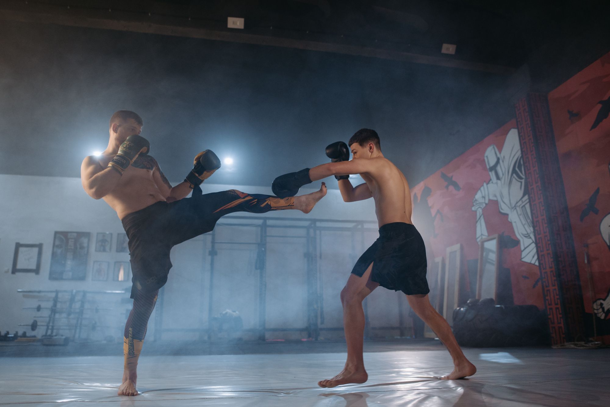Middle kick attrapé, entrée en clinch